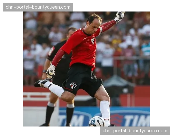 特写:老将帕耶重返训练场,单独加练标志性任意球脚法 特写:老将帕耶重返训练场,单独加练标志性任意球脚法